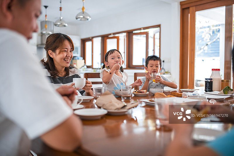 一家五口吃早餐图片素材