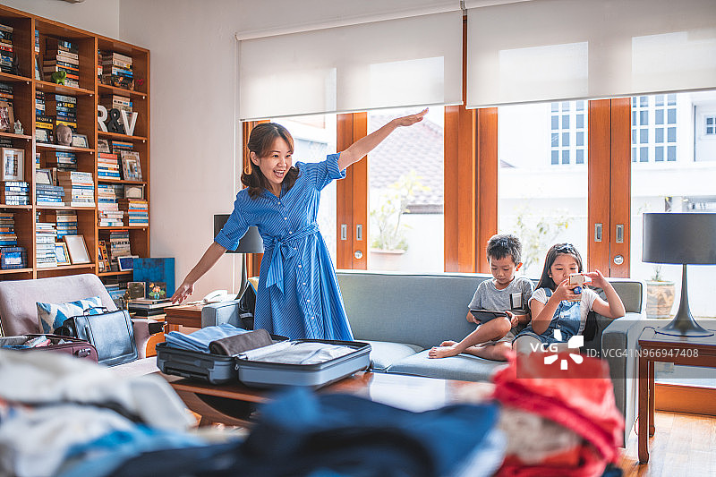 家庭假日打包行李图片素材
