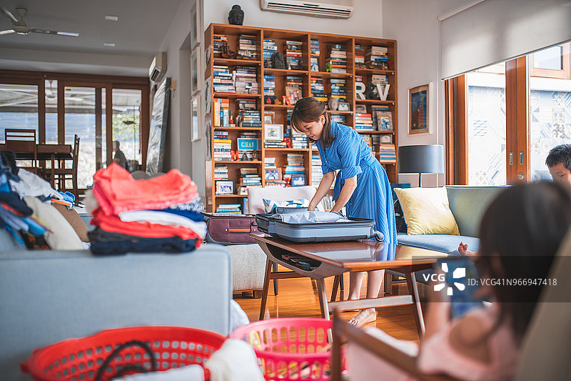 家庭假日打包行李图片素材