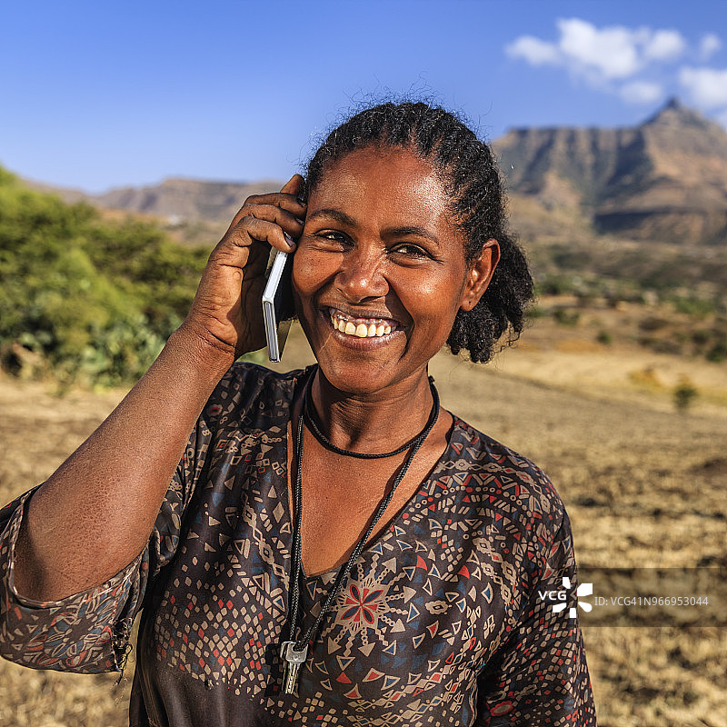 在埃塞俄比亚拉利贝拉附近村庄使用手机的非洲女人图片素材