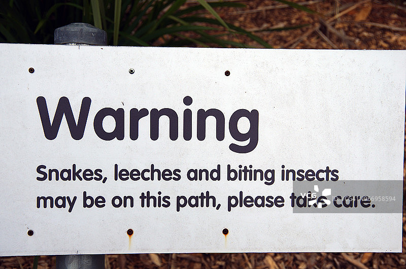 徒步小径警告牌：小心蛇、蚂蟥和叮咬昆虫图片素材
