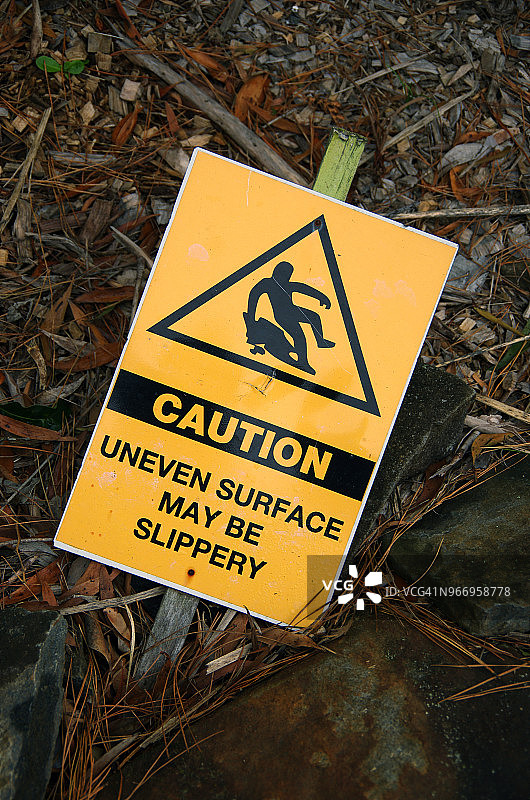 “小心：地面不平，可能湿滑”标志图片素材