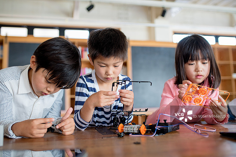 搭建机器人的年轻学生们图片素材