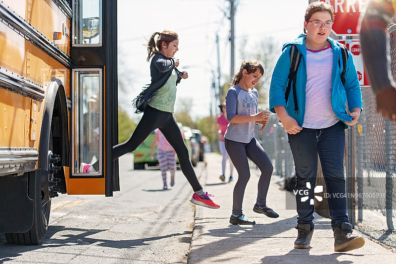 学生们走出校车图片素材