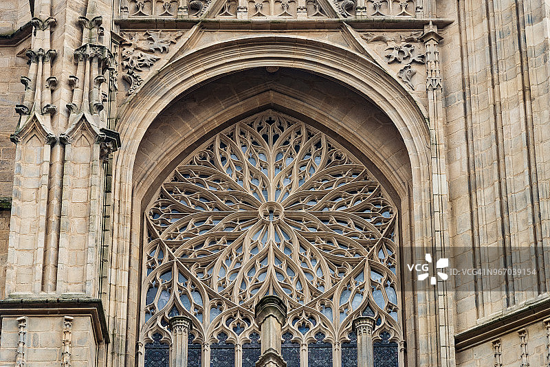法国利摩日大教堂外墙上的精美玫瑰窗图片素材
