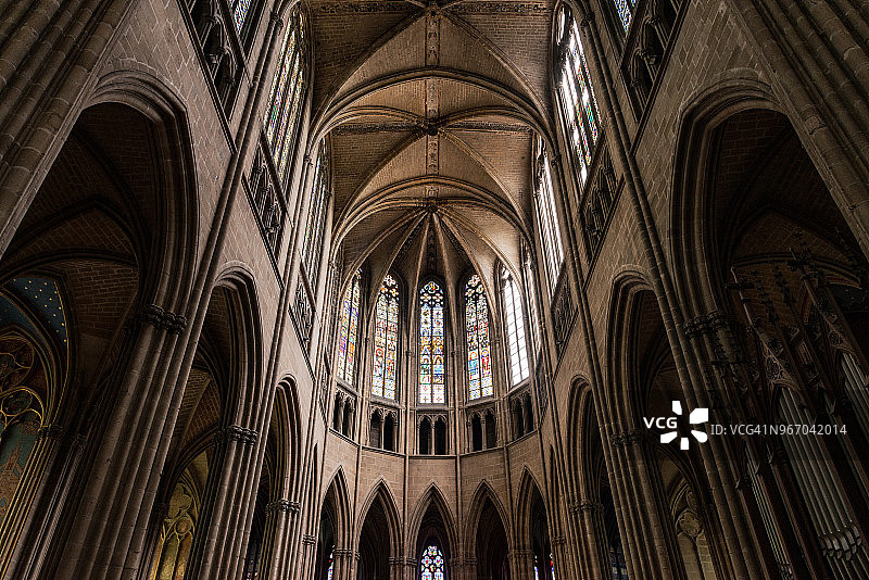 法国利摩日大教堂哥特式唱诗班的天花板和拱门图片素材