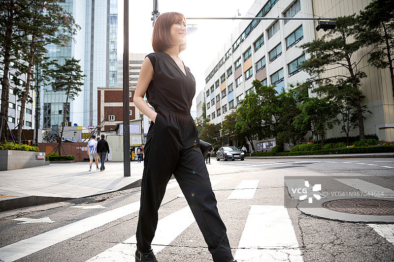 首尔市中心优雅的韩国女人图片素材