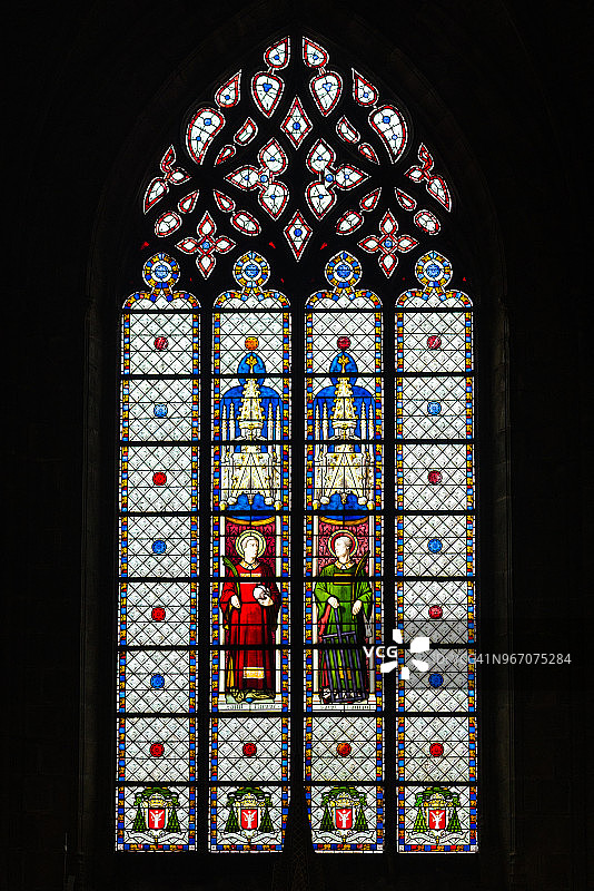 法国利摩日圣艾蒂安大教堂的彩色玻璃窗图片素材