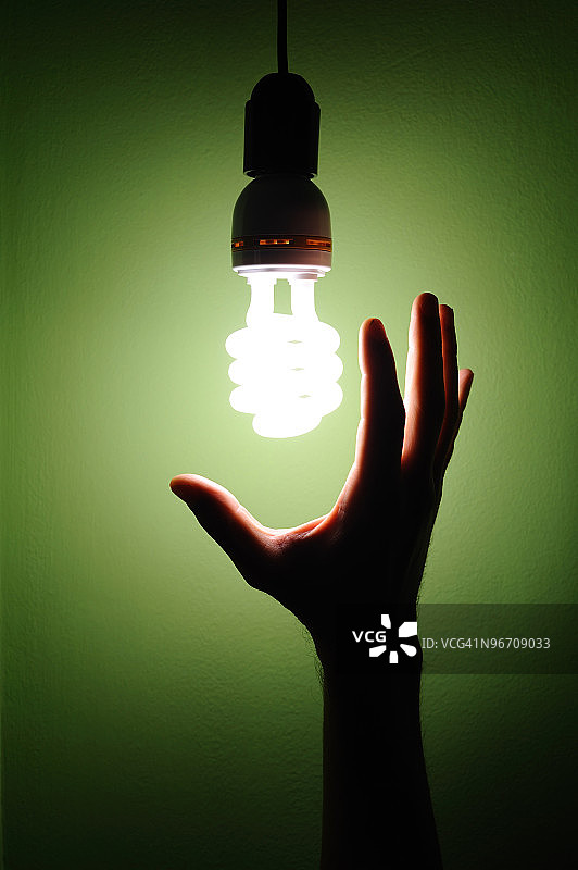 手伸向灯泡图片素材