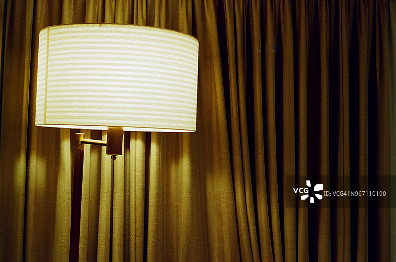 卧室窗帘前的落地灯图片素材