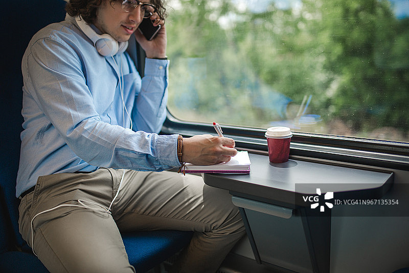 在火车上的商务电话图片素材