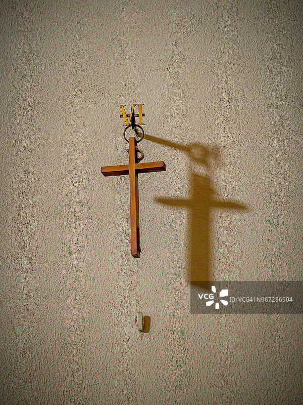 米兰圣安博gio圣殿墙上悬挂的十字架，意大利伦巴第图片素材