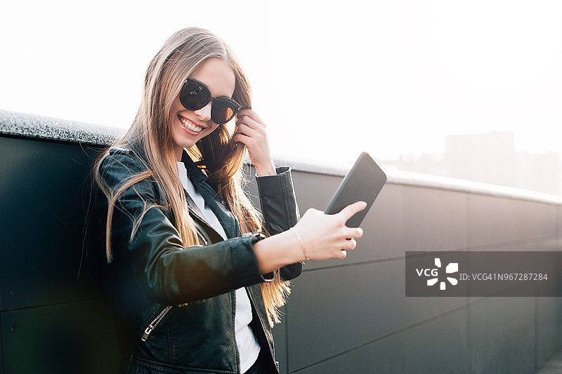 自拍的漂亮女人肖像图片素材