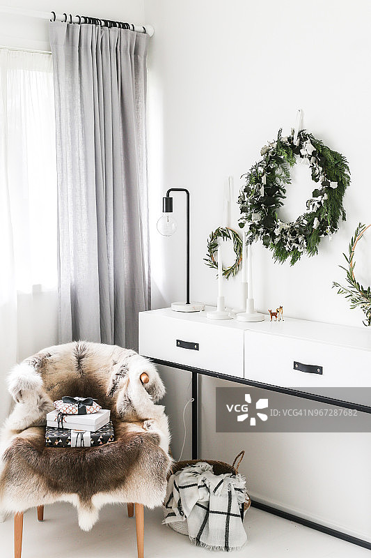 椅子上的圣诞礼物堆图片素材