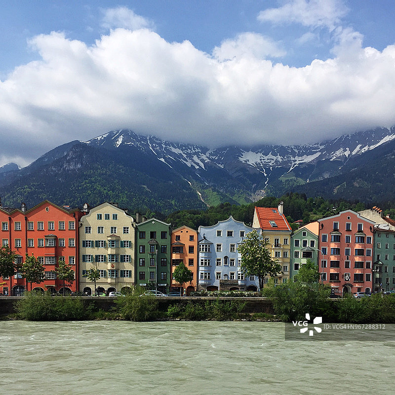 奥地利蒂罗尔州因斯布鲁克城市景观图片素材