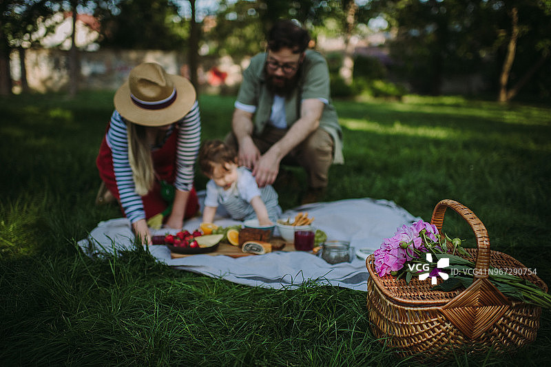 一家三口野餐图片素材