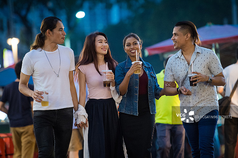 朋友们享受当地的夜市图片素材