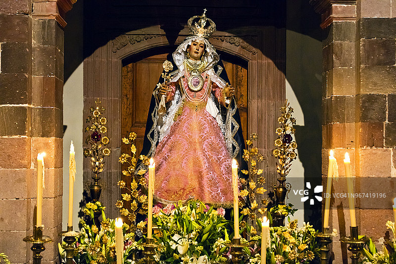 复活节圣周四的圣坛，展示着圣母玛利亚 - 墨西哥圣米格尔德阿连德图片素材