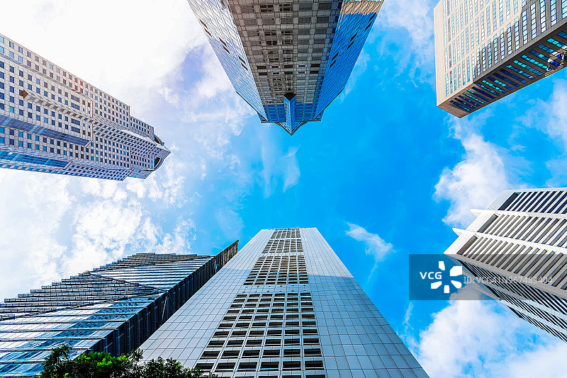 商务市中心现代高层建筑外观（带蓝天，可添加文字信息，用作设计艺术作品背景）图片素材