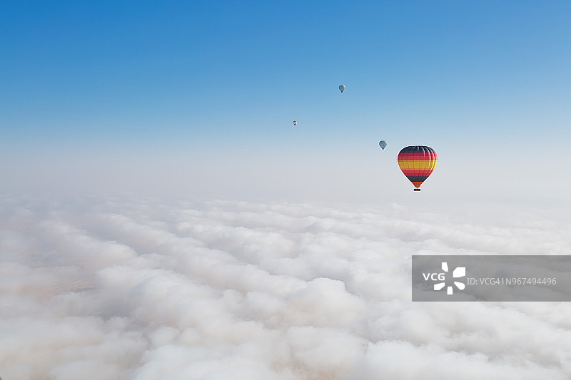 雾中的迪拜热气球图片素材