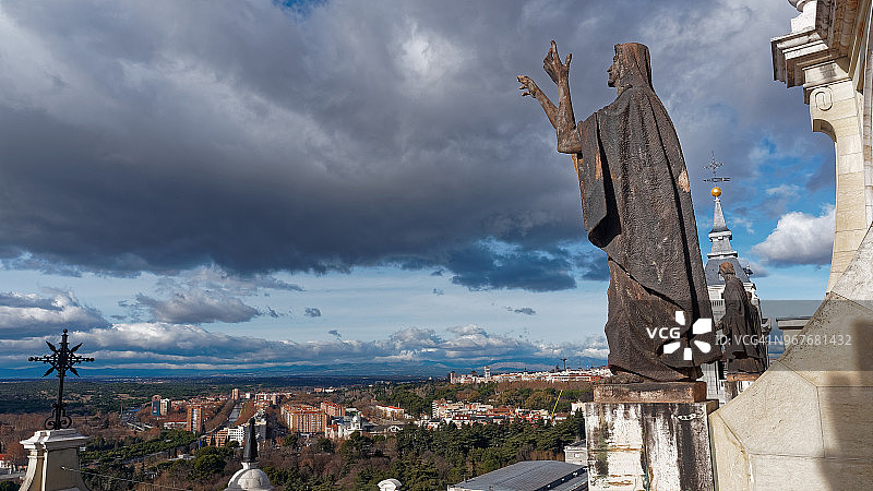 前景有雕像的马德里风光图片素材