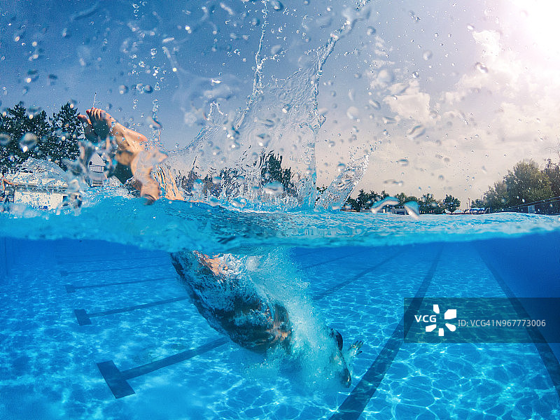 跳入游泳池图片素材