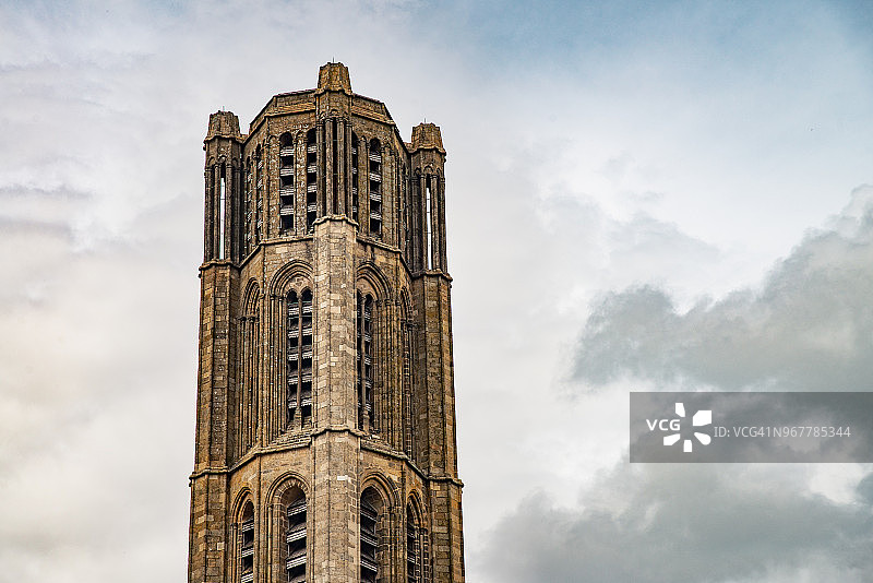 法国利摩日大教堂的罗马式八角形钟楼图片素材