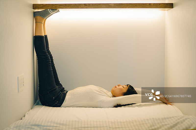 在床上放松的年轻女性图片素材