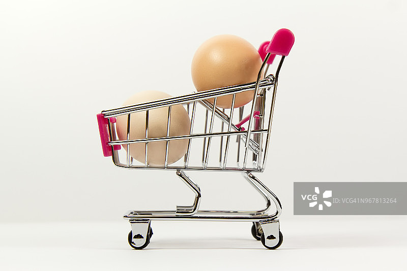 装满鸡蛋的购物车图片素材