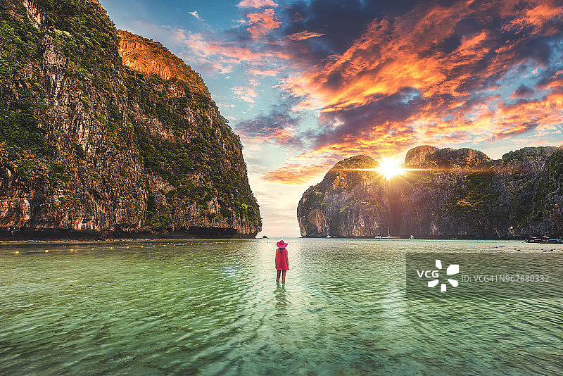 游客在玛雅湾欣赏日落美景，皮皮岛图片素材
