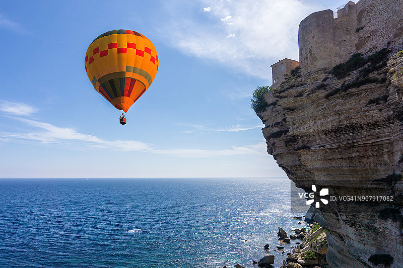 科西嘉岛的晴空热气球图片素材