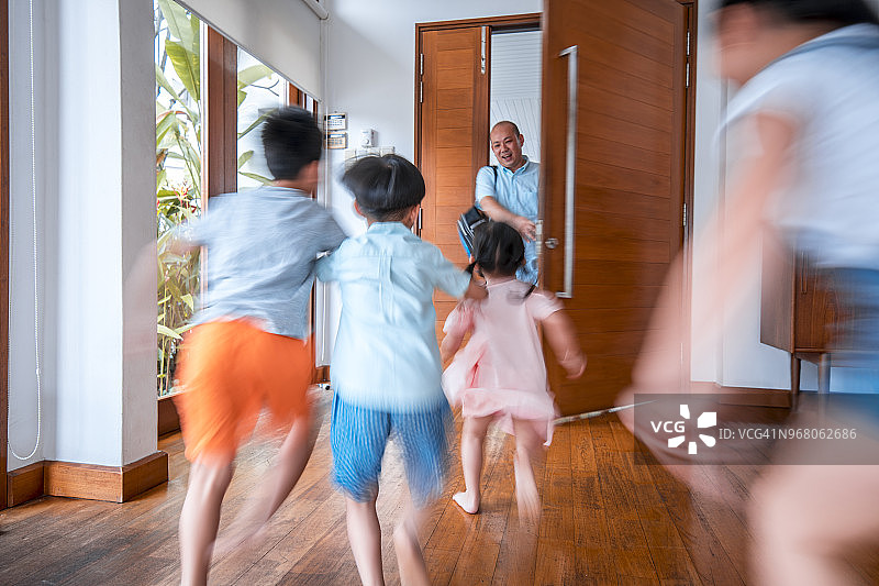 父亲回家拥抱孩子图片素材