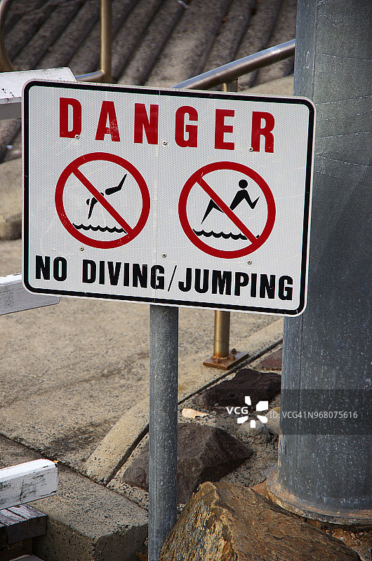 码头附近的“危险：禁止游泳/跳跃”标志图片素材