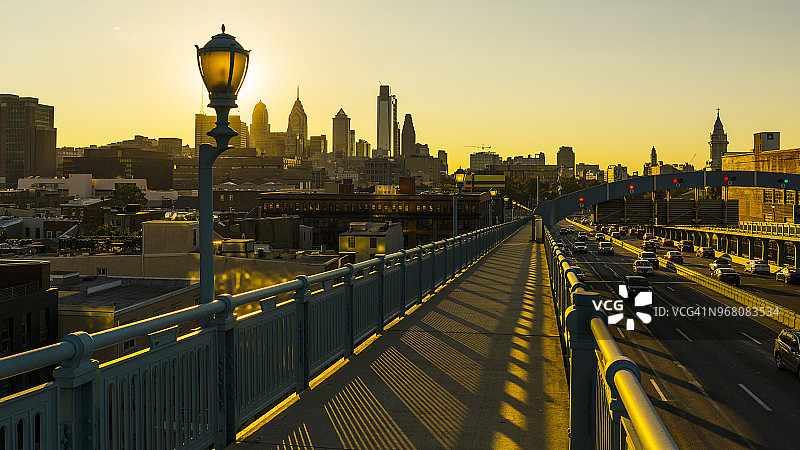 日落时分的费城。从本杰明·富兰克林大桥看到的景色图片素材