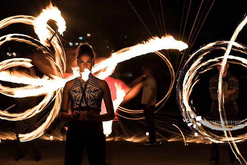 手持火炬光绘的女孩图片素材