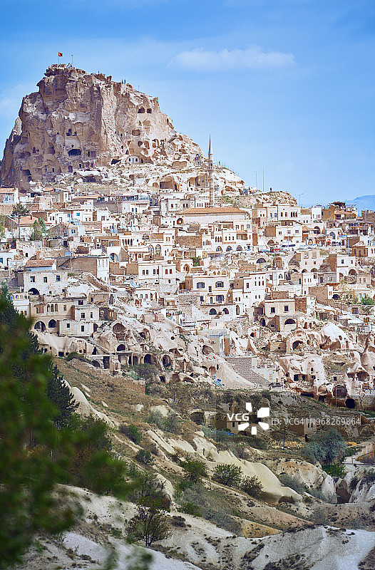 土耳其卡帕多奇亚地区格雷梅小镇的清真寺和岩层住宅图片素材