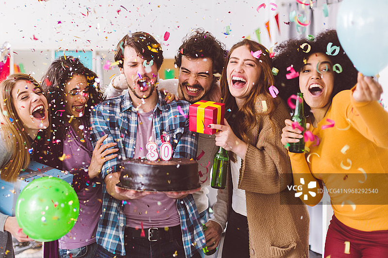朋友们在办公室庆祝生日派对图片素材