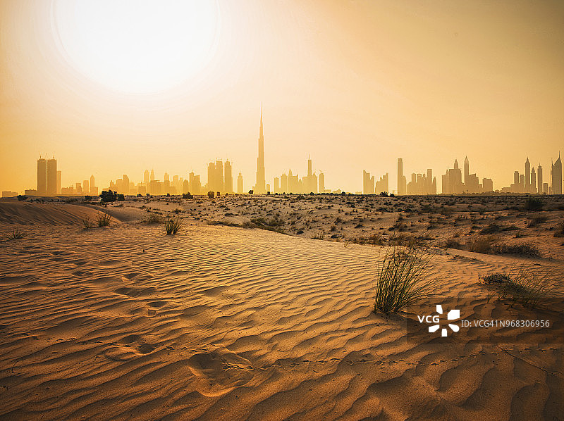 沙漠中的迪拜城市天际线图片素材