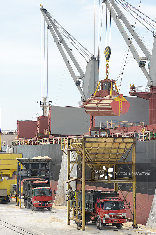 卡车装载的红糖散货图片素材