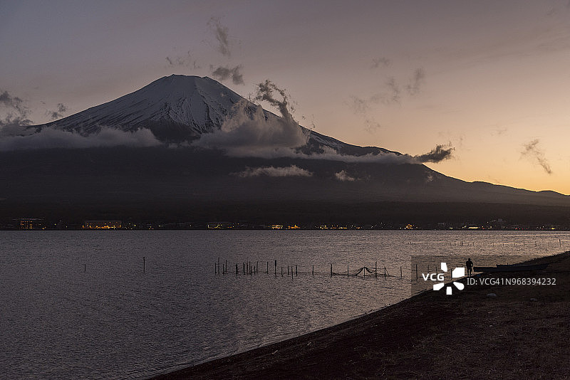 黎明时分山中湖的富士山图片素材