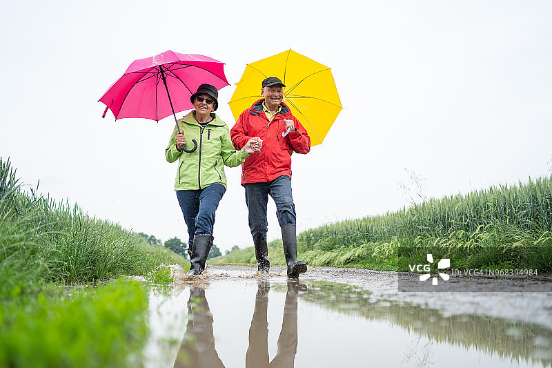 阴天散步时微笑的年长夫妇图片素材