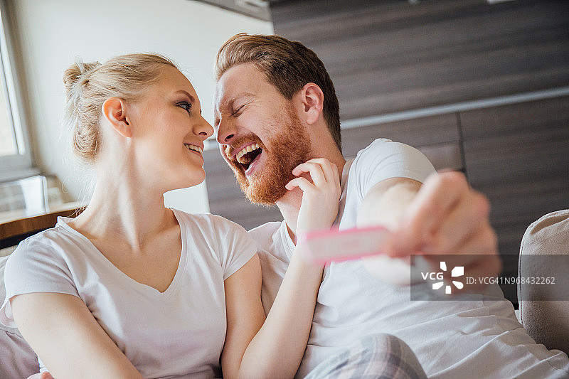 激动的准父母展示验孕棒图片素材