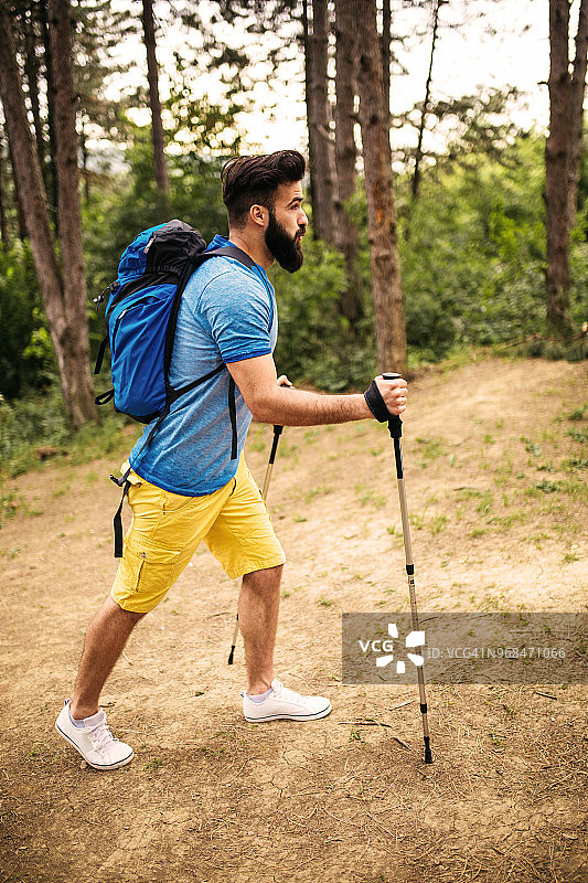 男人在森林里享受图片素材