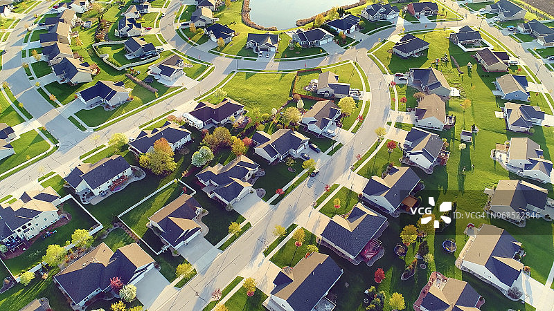 完美的社区家园：春季日出航拍美景图片素材