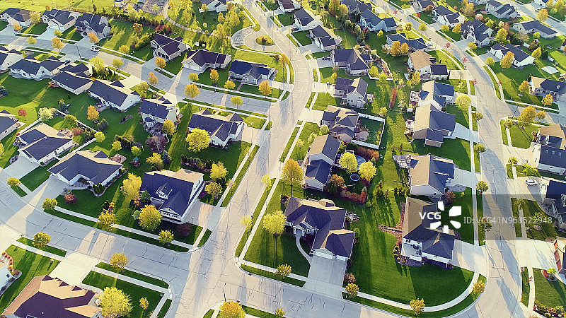 完美的社区家园：春季日出航拍美景图片素材