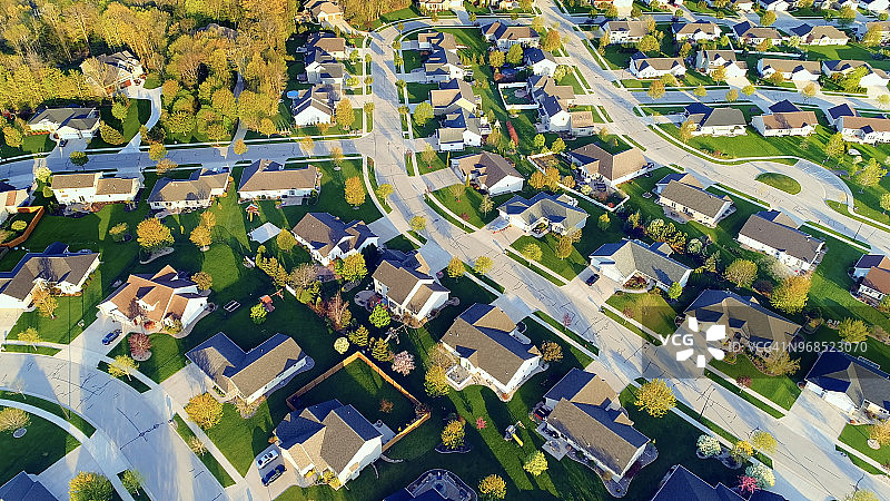 完美的社区家园：春季日出航拍美景图片素材