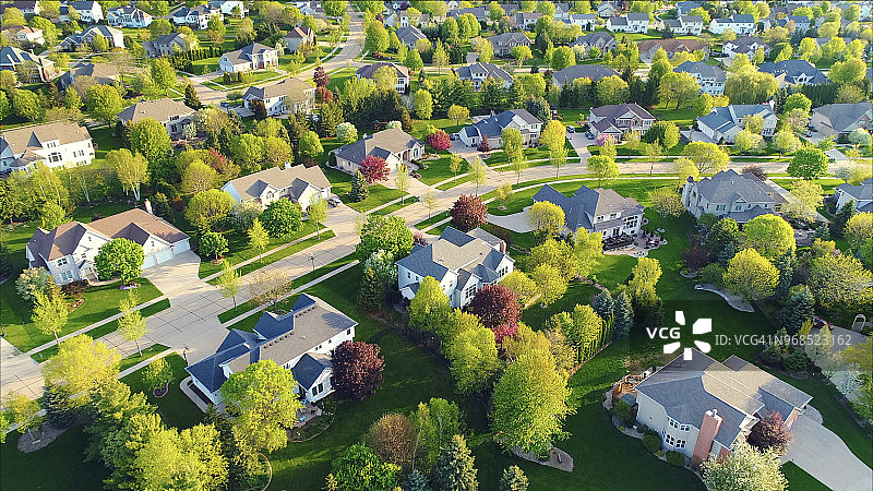 完美的社区家园：春季日出航拍美景图片素材
