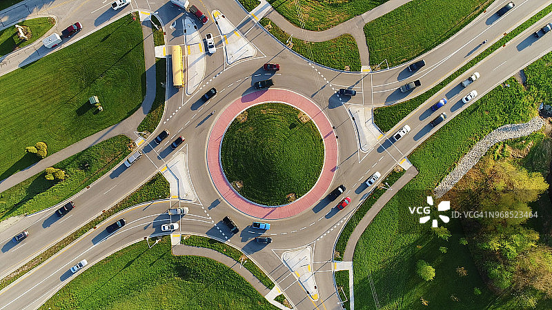 早高峰时段繁忙的城市环岛图片素材