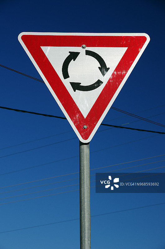 环岛道路警告标志图片素材