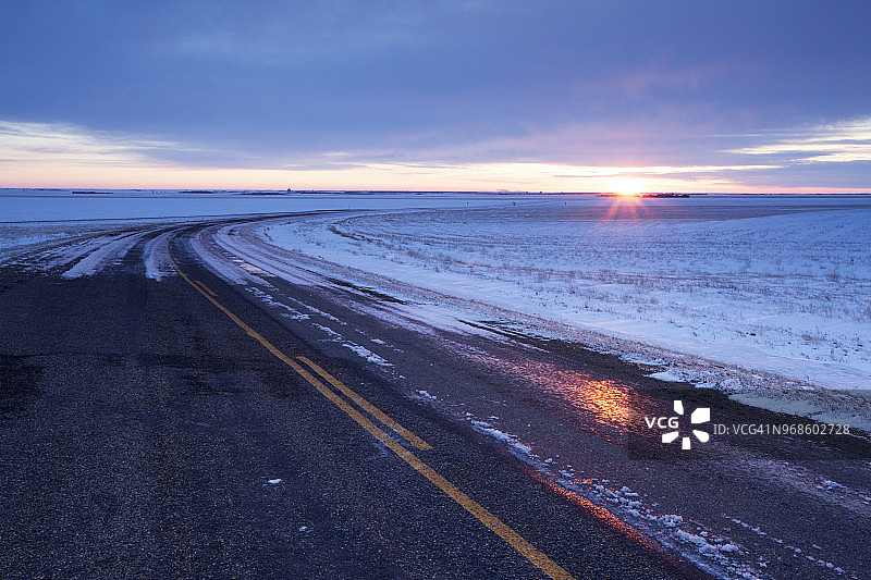 冬季公路：加拿大萨斯喀彻温省穆斯乔城外图片素材